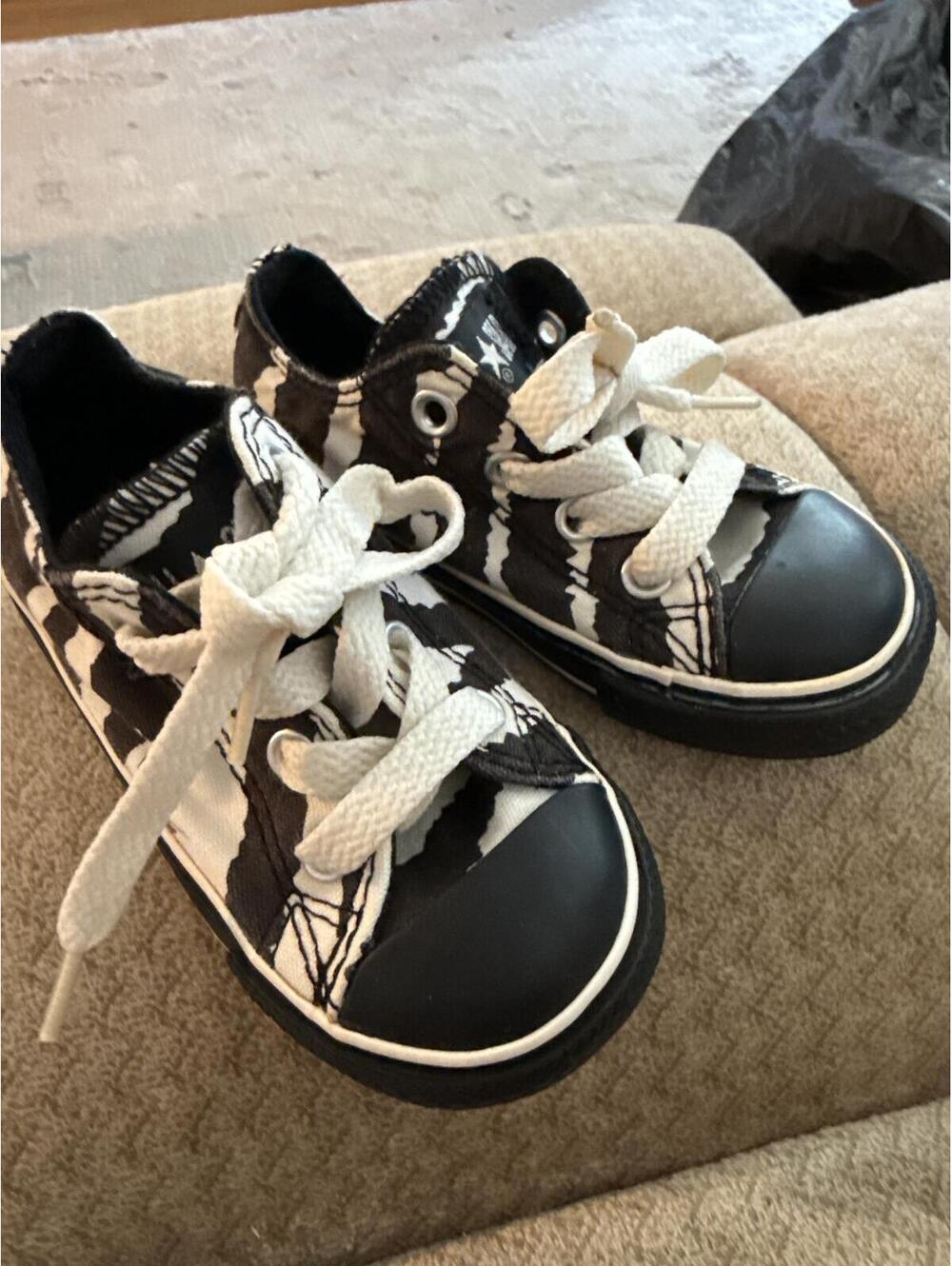 Converse All Star Kids Low Top Canvas Sneakers Black White Print US 6